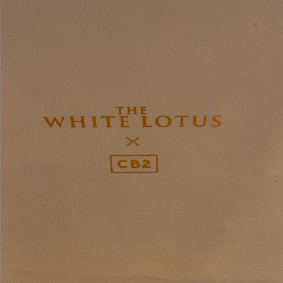 NWT EXCLUSIVE
LIMITED EDITION
Embroidered Cocktail Napkins Set 4 The White Lotus - Picture 7 of 7